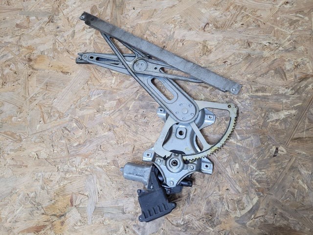 Склопідйомник з електродвигуном Тойота Яріс