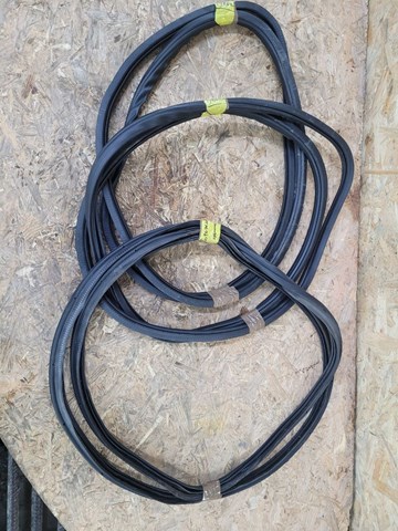 Ущільнювач кришки багажника 7P6827705A VAG