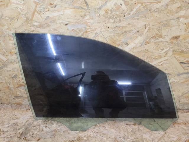 Скло передньої правої двері 7P6845022 VAG