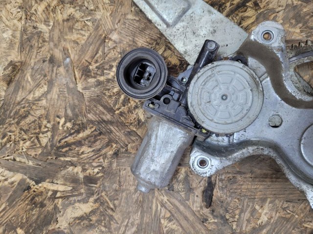 Моторчик склопідйомника двері задніх, правих 8572032150 TOYOTA
