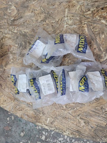 Сайлентблок нижнього переднього важеля RESB8013 MOOG