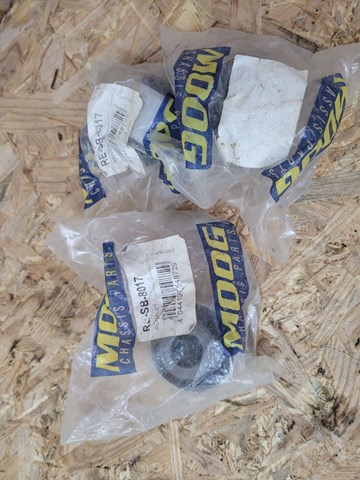 Сайлентблок нижнього переднього важеля RESB8017 MOOG