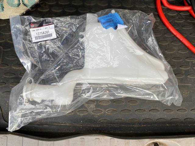 Водяний бачок системи охолодження 1375A261 MITSUBISHI