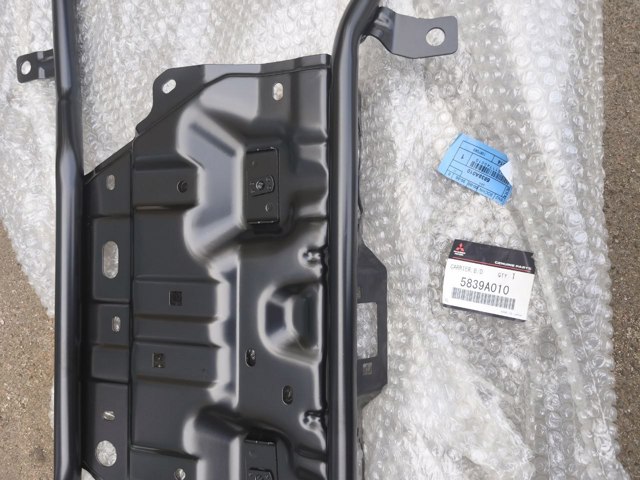 Кронштейн запасного колеса 5839A010 MITSUBISHI
