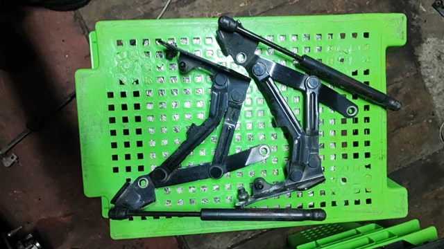 Петля кришки багажника 5923A014 MITSUBISHI