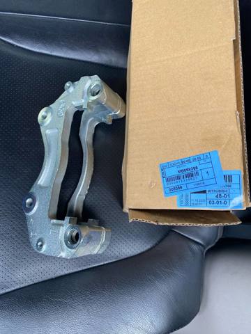 Кронштейн гальмівного супорта MB858396 MITSUBISHI