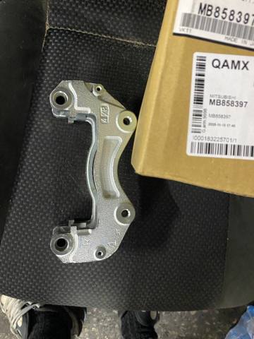 Скоба супорта переднього MB858397 MITSUBISHI