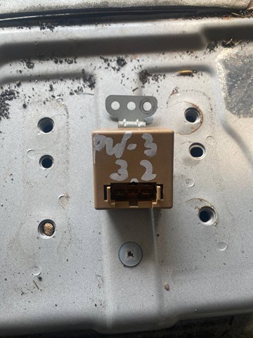 Реле датчика рівня олії MD369969 MITSUBISHI