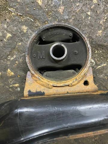 Подушка (опора) двигуна, передня MN101386 MITSUBISHI