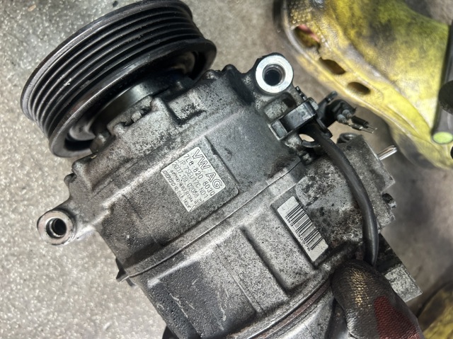 Компресор холодоагенту 7L6820803Q VAG