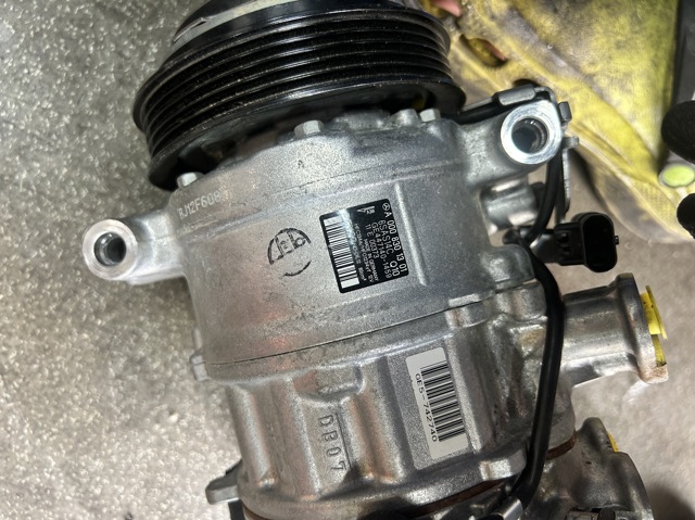 Компресор кліматичної установки A0008301301 MERCEDES