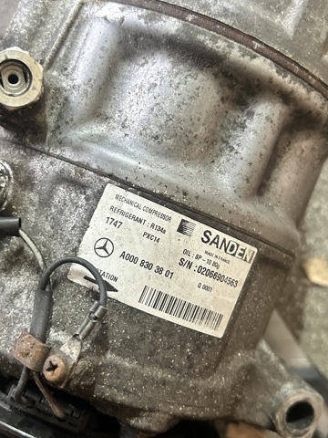 Компресор кондиціонера A0008303801 MERCEDES