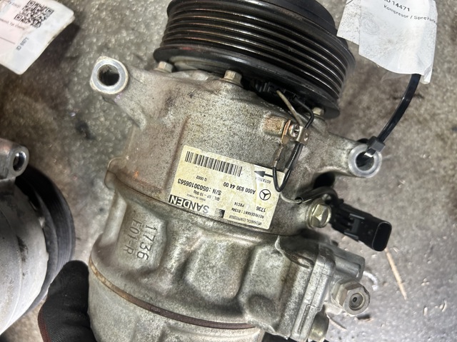 Компресор кліматичної установки A0008304400 MERCEDES