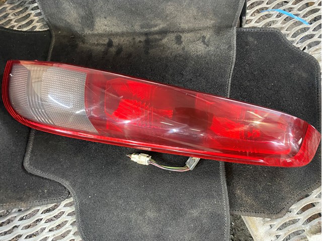 Задні ліхтарі 26550EQ025 NISSAN