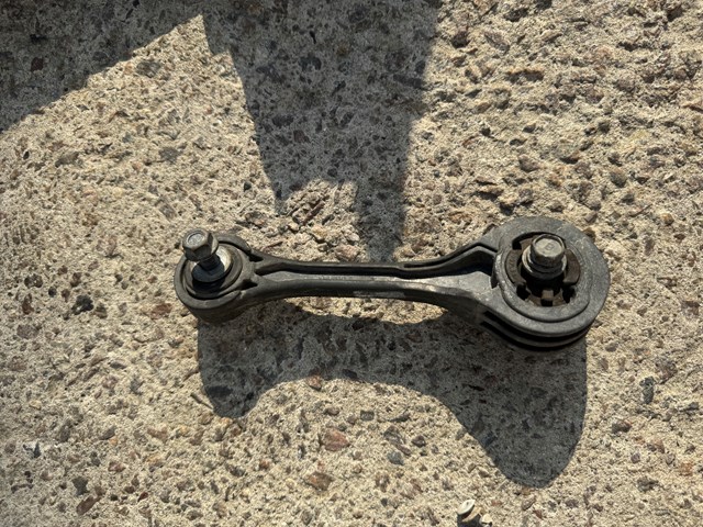 Опора двигуна задня 41040AE010 SUBARU