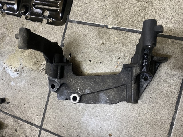 Ліва подушка двигуна 55182191 OPEL