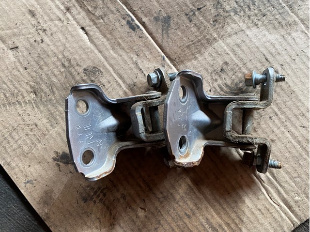 Петля задніх лівих дверей 61520FA030 SUBARU