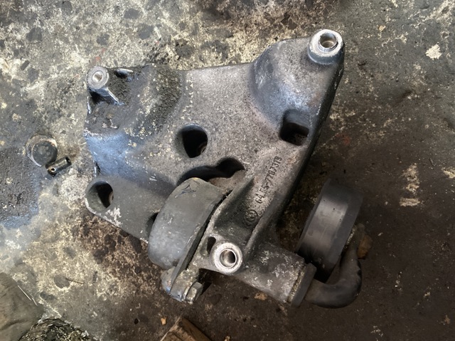 Кронштейн компресора кондиціонера 64557787319 BMW