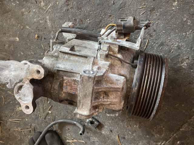 Насос кондиціонера 73111FJ020 SUBARU