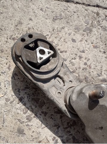 Подушка передньої опори двигуна 8200042454 RENAULT