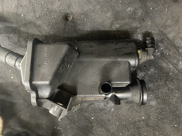 Горловина маслозаливна 8200279414 RENAULT
