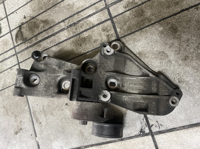 Кронштейн кріплення генератора 8200327134 RENAULT