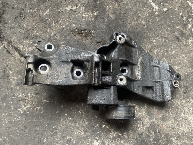 Кріплення генератора 8200669495 RENAULT