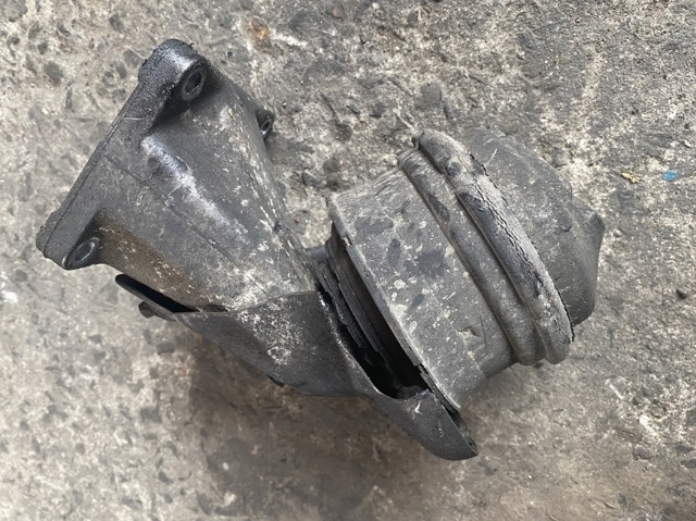 Кронштейн подушки (опори) двигуна, правої A6042230004 MERCEDES