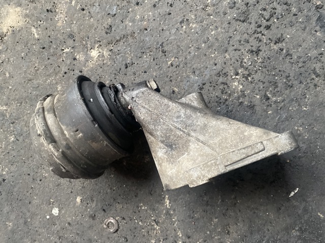 Кронштейн подушки (опори) двигуна, лівої A6112230604 MERCEDES