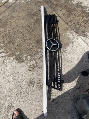 Молдинг решітки радіатора, нижній A6387580081 MERCEDES