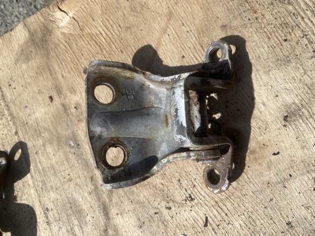 Петля передніх дверей права MB227228 MITSUBISHI