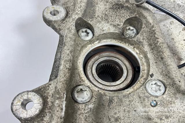 Цапфа поворотна ліва 31216773783 BMW