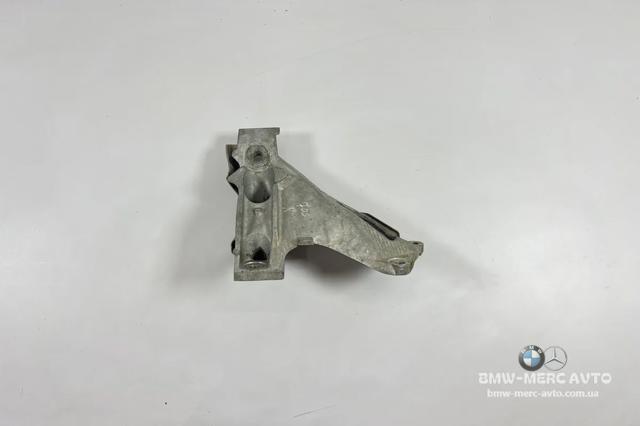 Кронштейн подушки (опори) двигуна, правої 6797921 BMW