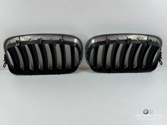 Решітка радіатора ліва 7157687 BMW