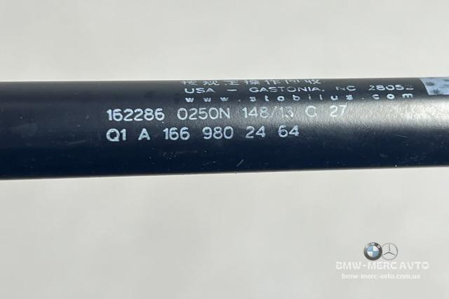 Опора капота права A1669802464 MERCEDES