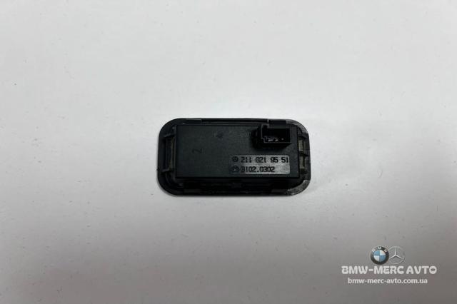 Кнопка приводу замка третіх/ п'ятих дверей A2118219551 MERCEDES