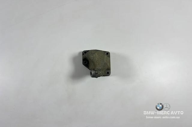 Кронштейн подушки (опори) двигуна, лівої A6422230204 MERCEDES