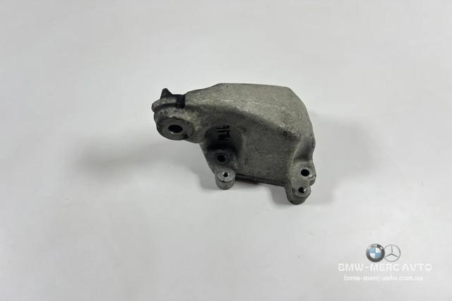 Кронштейн подушки (опори) двигуна, правої A6422230304 MERCEDES