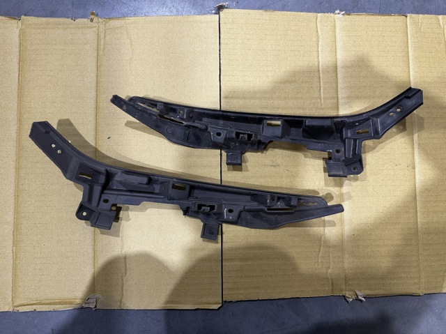 Кронштейн кріплення бампера переднього лівий GSH750161 MAZDA