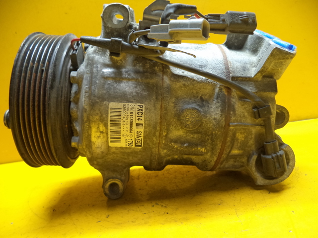 Компресор кондиціонера 926003404R RENAULT