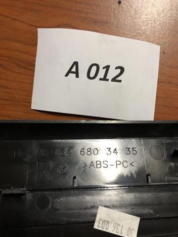 Накладка дверного порогу внутрішня, передня права A1646803435 MERCEDES