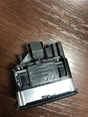Кнопка підйомника переднього правого скла A2049058102 MERCEDES