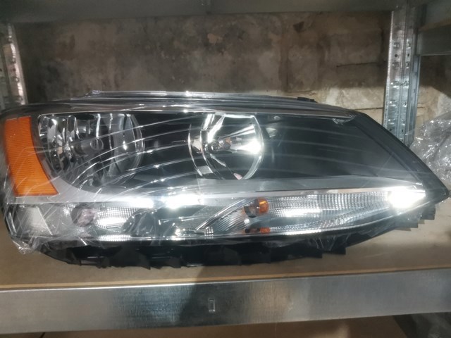 Фара правая 16D941006 VAG