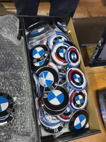Емблема капота 51147463692 BMW