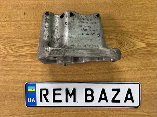 Кронштейн подушки (опори) двигуна, правої 11128511299 BMW