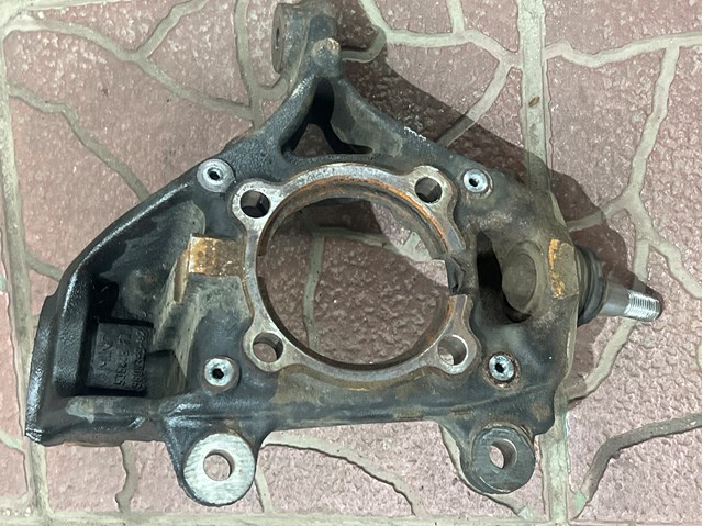 Кулак поворотний передній лівий 31219808399 BMW
