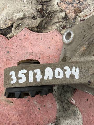 Траверса заднього редуктора, права 3517A074 MITSUBISHI