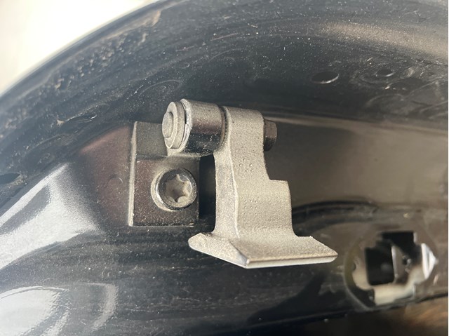 Петля передніх дверей лівих 41517284533 BMW