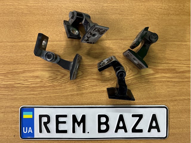 Петля передніх дверей права 41517284536 BMW