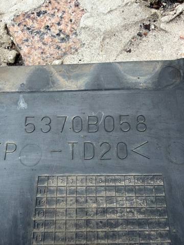 Захист двигуна, правий 5370B058 MITSUBISHI